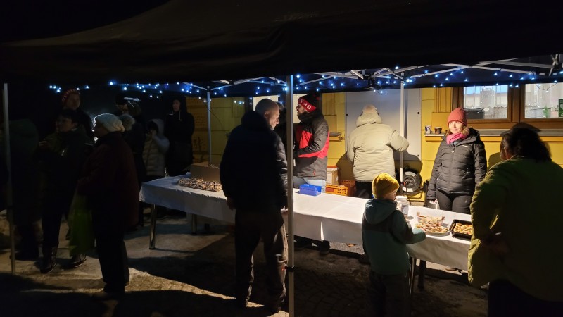 Návštěvníci tak mohli v klidu ochutnávat  vánoční cukroví, zahřát se svařákem nebo čajem  a nasávat předvánoční náladu.