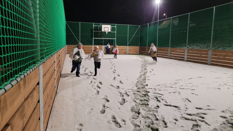 Radost byla poznat  okamžitě, když děti vběhly a začaly dovádět na novém  hřišti.