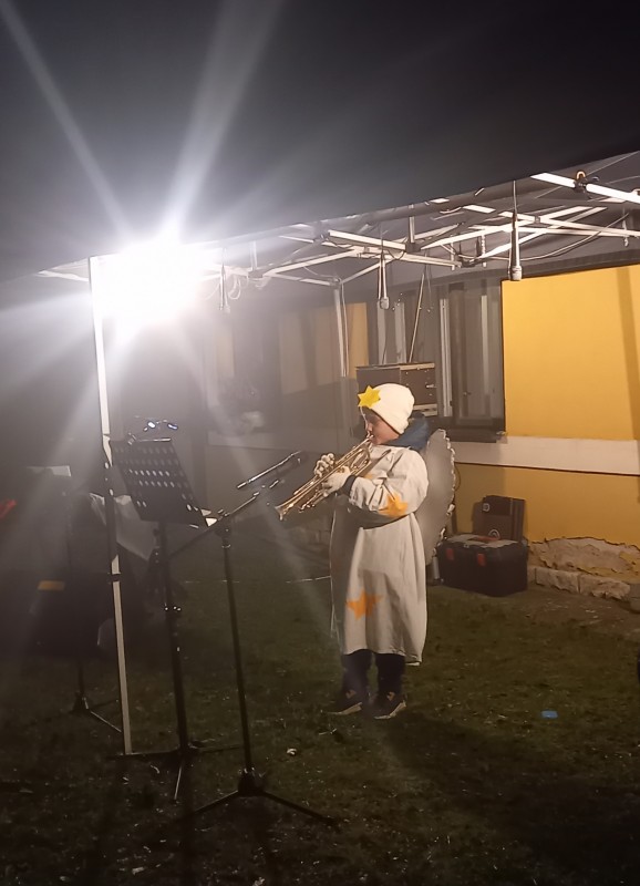 Na trumpetu zahrál jeden z andílků a zahájil slavnostní podvečer.