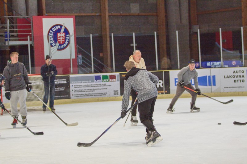 V jedné třetině kluziště někteří hráli hokej. 