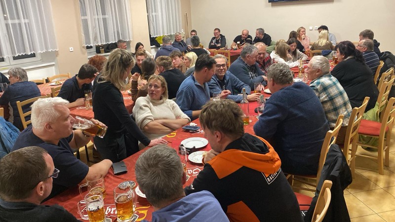 Komu byla velká zima,  mohl zavítat do společenské místnosti školy, kde byla  připravena česnečka a vepřový plátek. 