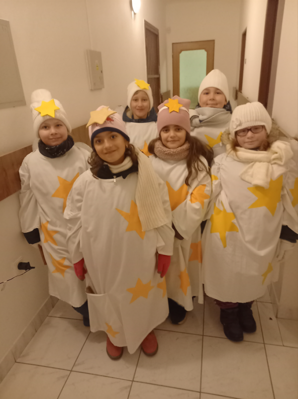 Ke stromečku v předvečer přišli andílci a zpříjemnili svým zpěvem podvečer.