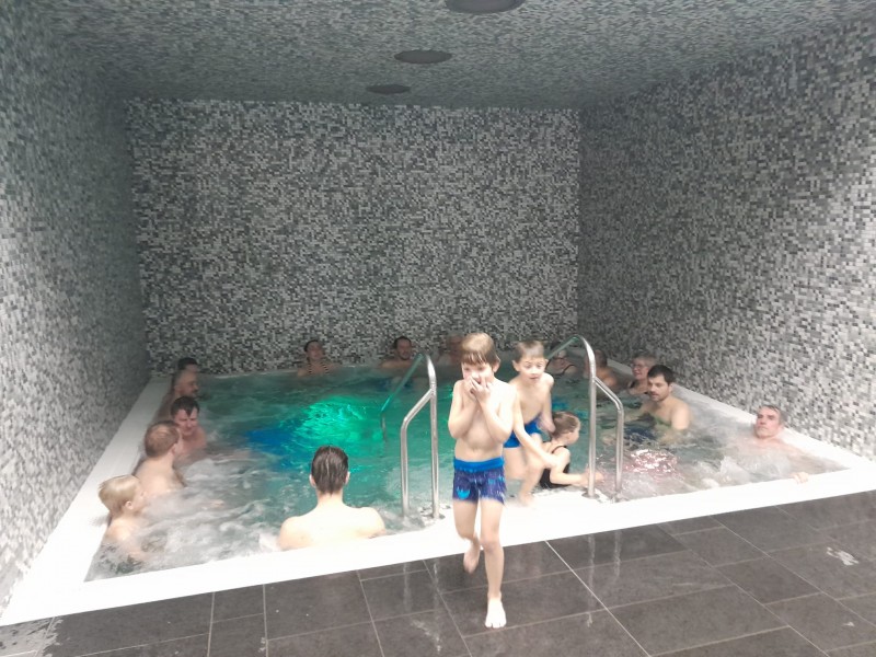 Někteří odpočívali ve výřivce. 