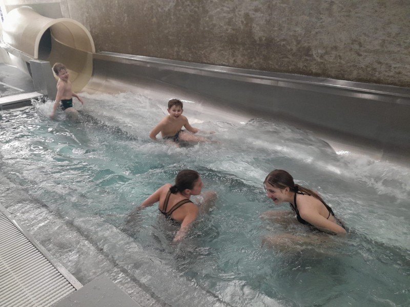 Na fotografii děti sjíždějí tobogán a mají z toho velkou radost.