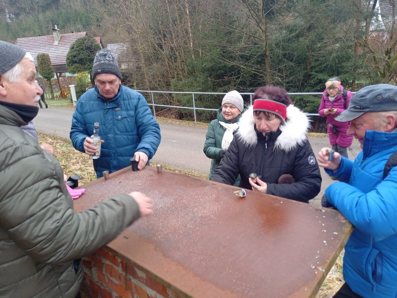 Účastníci pochodu si během přestávky dopřávají zahřívací nápoj.