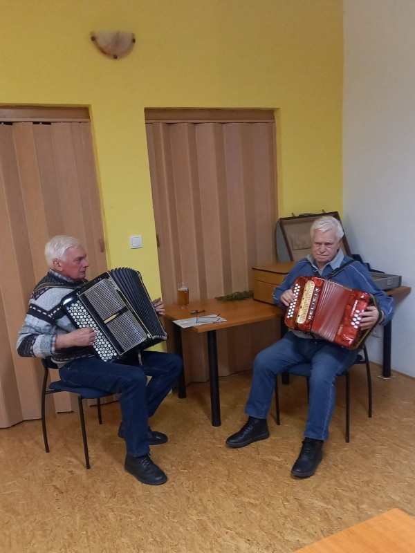 Při odpočinku po pochodu hráli dva muži na harmoniky a zpříjemňovali nám čas.