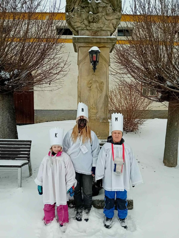 Jiná skupina tří králů během tříkrálové obchůzky.