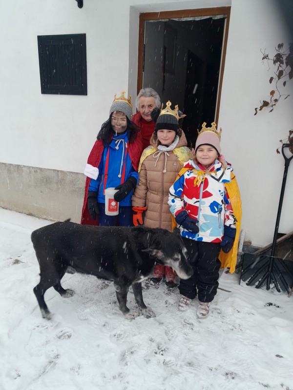 Tři králové v kostýmech Kašpara, Melichara a Baltazara s občankou obce a jejím psem