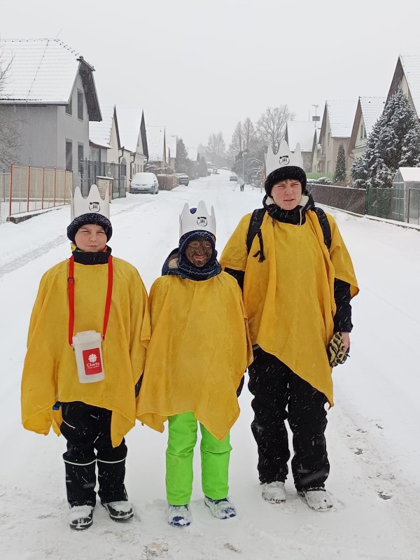 Další trojice tří králů v zasněženém prostředí.