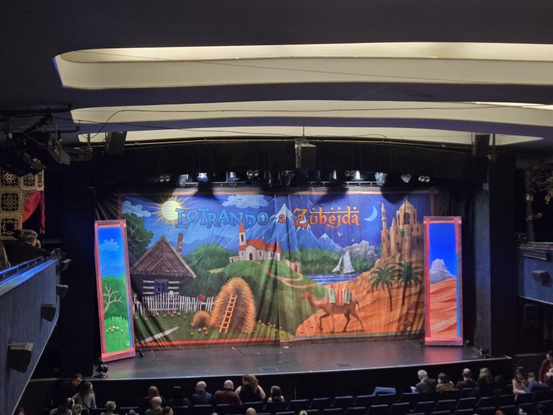 Scéna muzikálu Lotrando a Zubejda