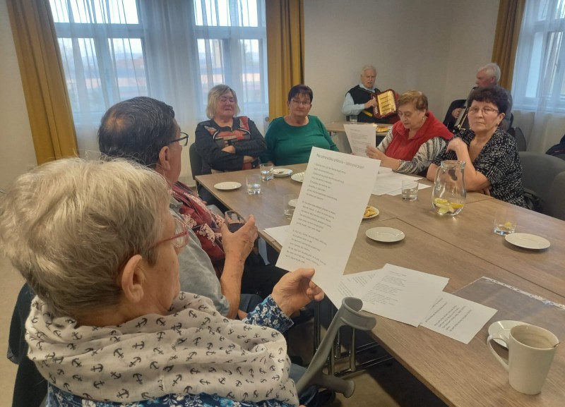 Za doprovodu harmonik si všichni společně zazpívali lidové písně.